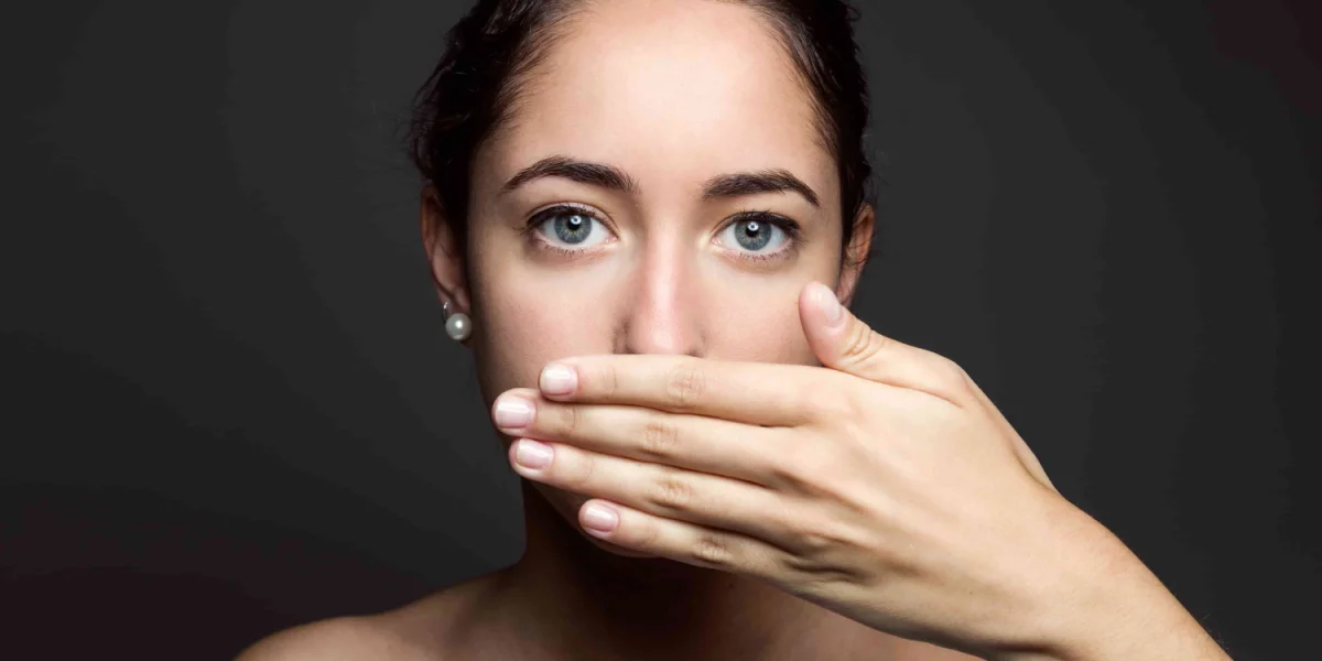 Ce este halitoza (respirație urât mirositoare) și de ce apare?