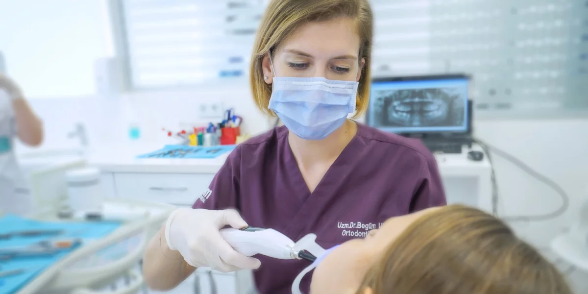 Ce este tratamentul ortodontic (aparate dentare) și cum se aplică?
