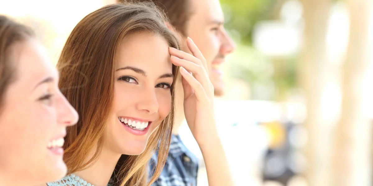 Beneficiile unui Zâmbet Hollywoodian pentru Încredere și Stima de Sine